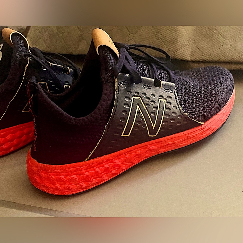 Woman’s New Balance, like new! Navy & bright red sole size 7.5 m